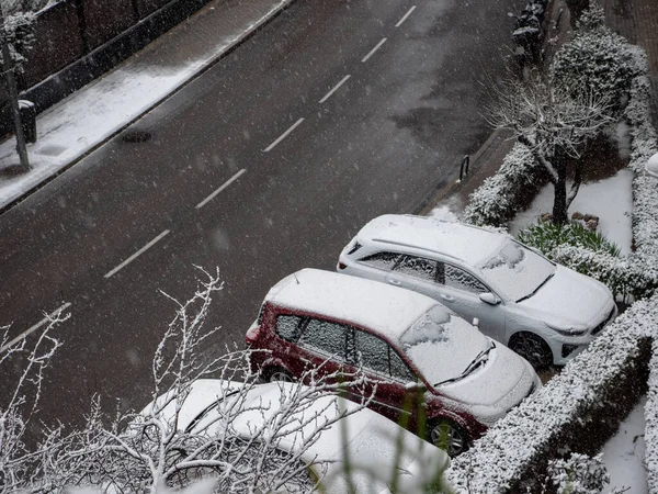 马德里下雪的时候有车 — 图库照片