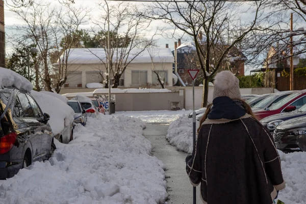 Mujer Caminando Nieve — Foto de Stock