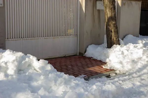 Entrada Una Casa Despejada Nieve — Foto de Stock