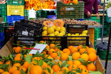 Bir markette meyve ve sebze.