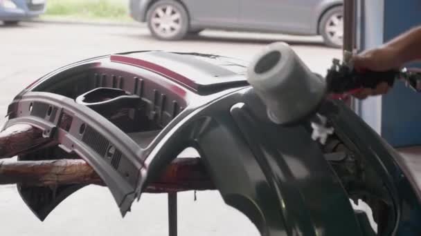 Malíř aut v dílně dává nátěr — Stock video
