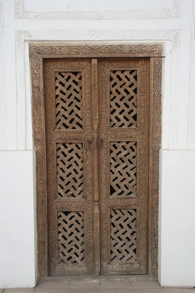 Puerta Tallada Madera Estilo Oriental Uzbekistán Ciudad Khiva —  Fotos de Stock