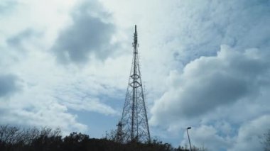 İletişim kulesi. Gökyüzüne karşı 5G Timelapse. 4K