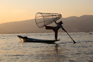 Geleneksel balıkçı Inle Gölü