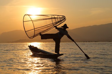 Geleneksel balıkçı Inle Gölü