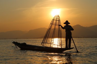 Geleneksel balıkçı Inle Gölü