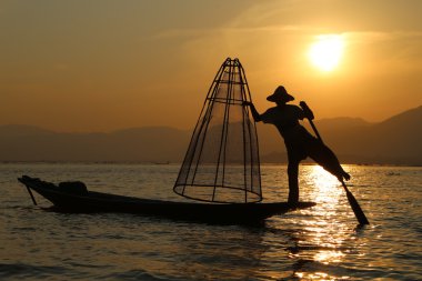Geleneksel balıkçı Inle Gölü