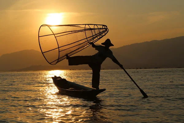 Pescador tradicional em Inle Lake — Fotografia de Stock