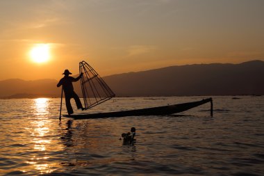 Geleneksel balıkçı Inle Gölü