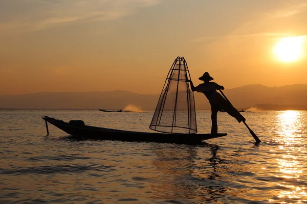 Pescatore tradizionale al lago Inle — Foto Stock