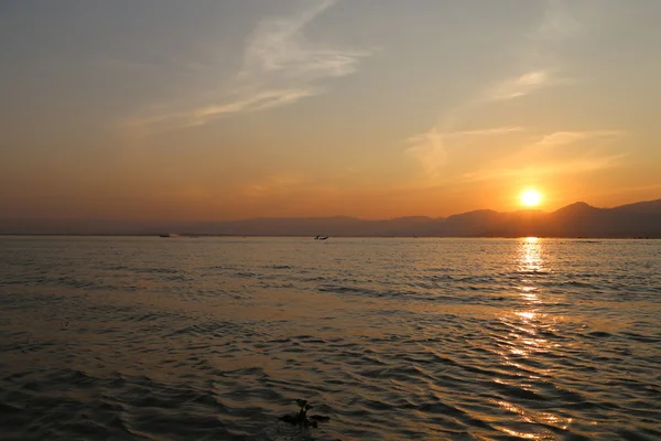 Manzara günbatımı, Inle Gölü