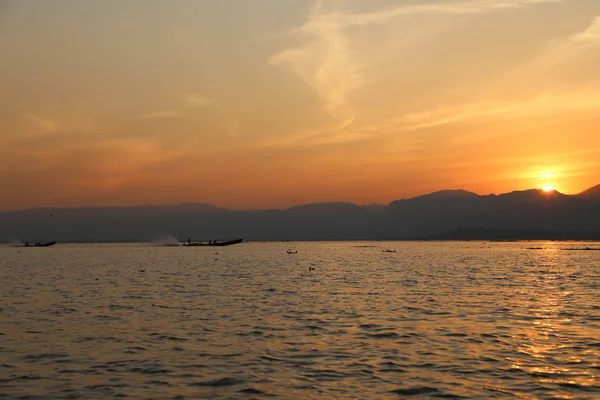 Günbatımı manzara Inle Gölü