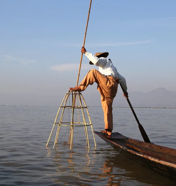 Geleneksel balıkçı Inle Gölü