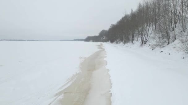 Uhd Latające Nad Rzeką Zamarznięte Wybrzeże Zimie Mglisty Zimowy Dzień — Wideo stockowe