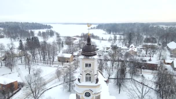 Aluksne Lotyšsko 2021 Letecký Pohled Zimě Zlatého Ptáka Luteránském Kostele — Stock video