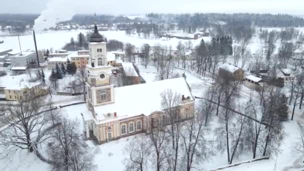 Aluksne ラトビア 2021都市の18世紀のルーテル教会の冬の空中ビュー — ストック動画