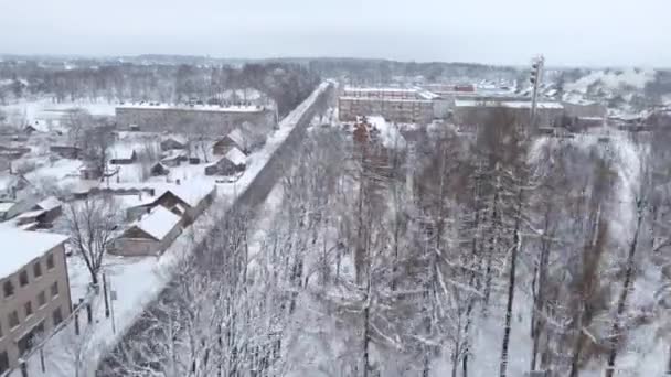 Légi Felvétel Egy Lettországban Lévő Kisvárosról Télen Autók Buszok Közlekednek — Stock videók