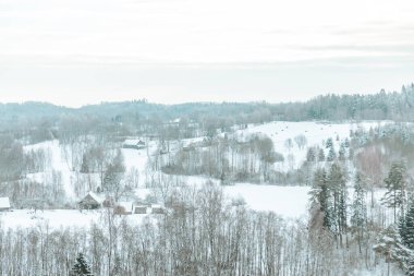 Küçük köyün üzerindeki kış manzarası. 