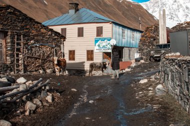 Ushguli misafir evi Boria. Her gün kışın köyden tipik bir manzara.