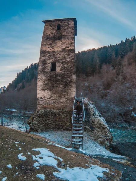 Joven Turista Subiendo Escaleras Vieja Torre Cerca Aldea Ushguli Georgia — Foto de Stock