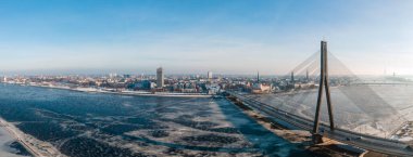 Vansu Köprüsü 'nün ve Daugava Nehri üzerindeki Old Riga' nın kışın hava manzarası.