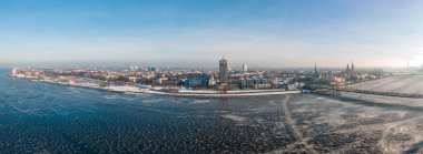 Riga Andresala 'nın kışın Daugava nehri üzerindeki hava manzarası.