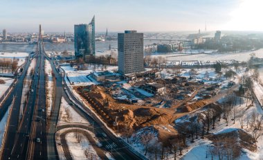 Riga 'daki Yıkılmış Basın Evi' nin kışın hava görüntüsü