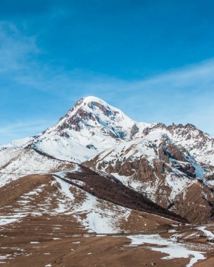 Stepantsminda, Gergeti, Georgia. Kışın dağların güzel manzarası