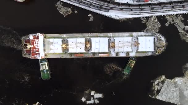 Vista Aérea Del Timelapse Superior Del Buque Carga Los Pilotos — Vídeos de Stock