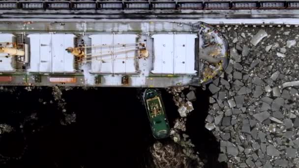 领港员 在冬季将船推上码头的空中俯瞰图 — 图库视频影像