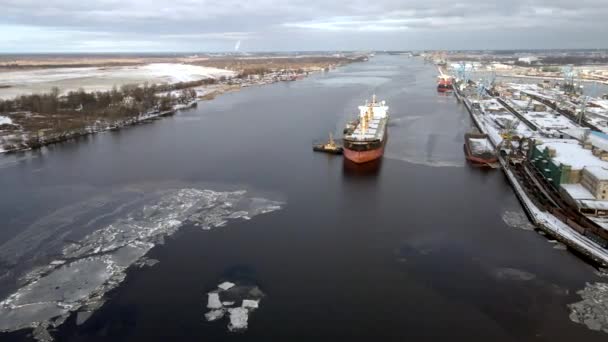 Nave Carico Arrivo Nel Porto Riga Inverno Piloti Rimorchiatori Aiuta — Video Stock