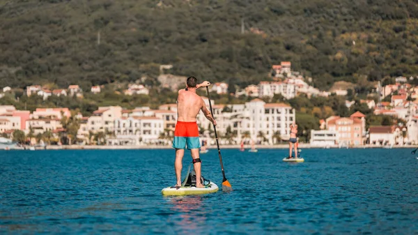 Ein Junger Athletischer Mann Beim Sup Stand Paddle Rudern Einem — Stockfoto