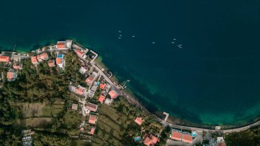SUP 'li bir grup insanın hava görüntüsü Kotor Körfezi' nin (Boka Kotorska) mavi sularındaki kürek tahtalarını ayağa kaldırın, Karadağ, Avrupa