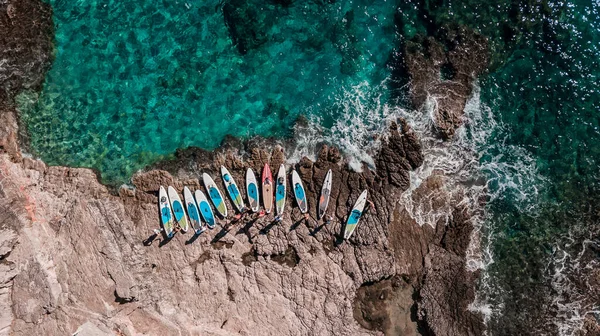 Hermosa Playa Rocosa Con Sup Stand Paddle Boards Con Agua — Foto de Stock