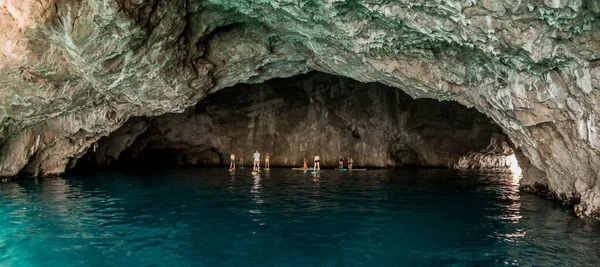SUP ile turistler, Karadağ 'ın en güzel mağarası olan Mavi Mağara' da ayağa kalktı.