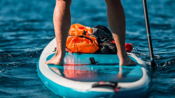 Hombre Atlético Joven Remando Sup Stand Paddle Board Mar Agua — Foto de Stock