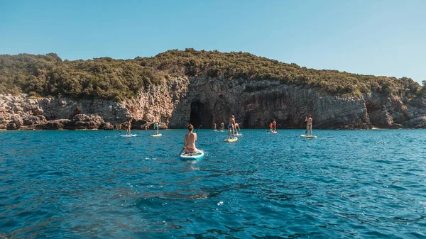 SUP 'lu turistler, Karadağ' ın en güzel mağarası olan Mavi Mağara yakınlarında ayağa kalktılar.