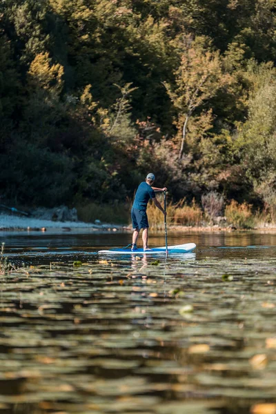 Ung Atletisk Man Sup Stå Upp Paddla Ombord Flod Överväxt — Stockfoto