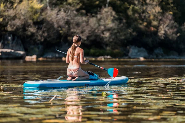 Jeune Femme Sportive Bikini Sup Stand Paddle Board Sur Une — Photo