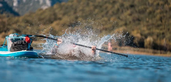 Junger Sportler Springt Einem Heißen Sommertag Vom Sup Stand Paddle — Stockfoto