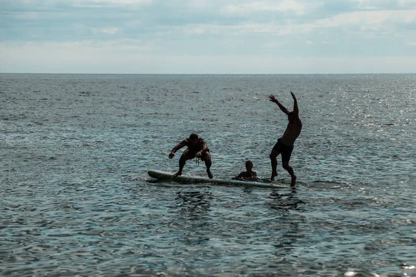 Los Jóvenes Nadan Disfrutan Vida Una Tabla Remo Sup Mar — Foto de Stock