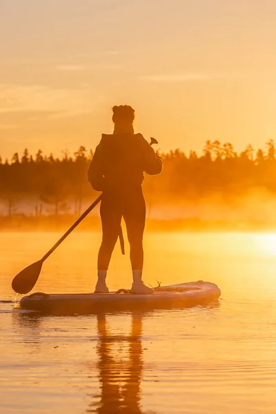 Silhouette Einer Jungen Asiatin Beim Sup Stand Paddle Boarding Bei — Stockfoto