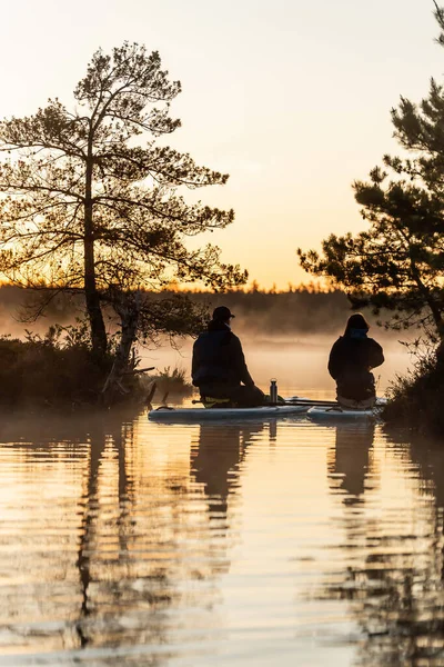 Jovem Casal Sentado Sup Levantar Paddle Board Beber Chá Nascer — Fotografia de Stock