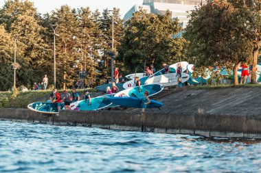 SUP 'u olan bir grup insan, Letonya' nın Daugava AB baraj Riga şehrinde ayağa kalkın. Letonya 'da SUP turizmi