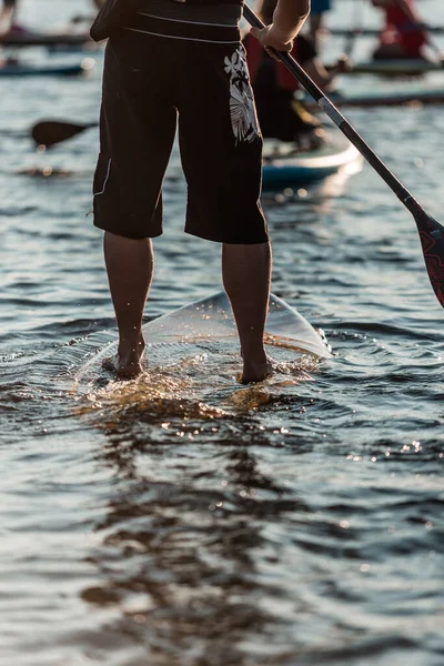 Nahaufnahme Eines Mannes Der Auf Einem Sup Stand Paddle Board — Stockfoto