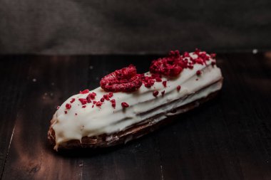 Geleneksel Fransız tatlısına yakın plan beyaz çikolata ve ahududulu koyu arkaplan