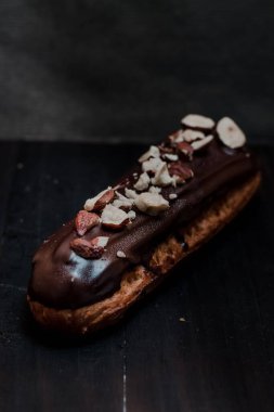 Geleneksel Fransız tatlı ekinine yakın plan koyu çikolata ve fındıklı.
