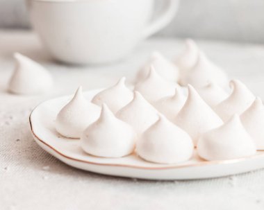 Hafif arka planlı, beyaz, hafif kurabiyeler.