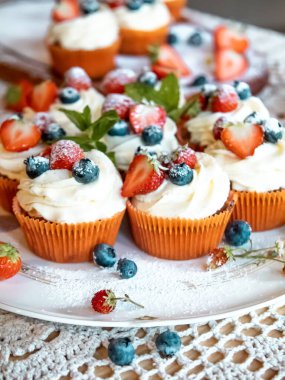 Beyaz arka planda taze çilek ve yaban mersinli Lezzetli Kek 'in yakın plan çekimi.