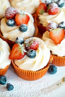 Beyaz arka planda taze çilek ve yaban mersinli Lezzetli Kek 'in yakın plan çekimi.